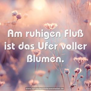 Am ruhigen Fluß ist das Ufer voller Blumen. 