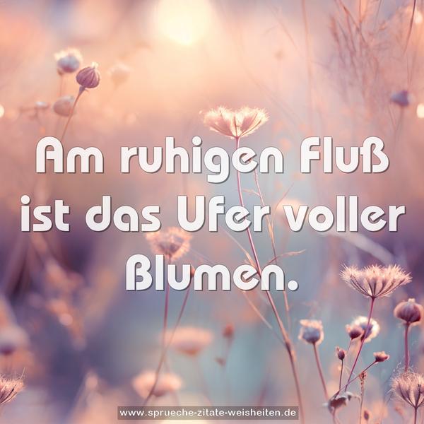 Am ruhigen Fluß ist das Ufer voller Blumen.